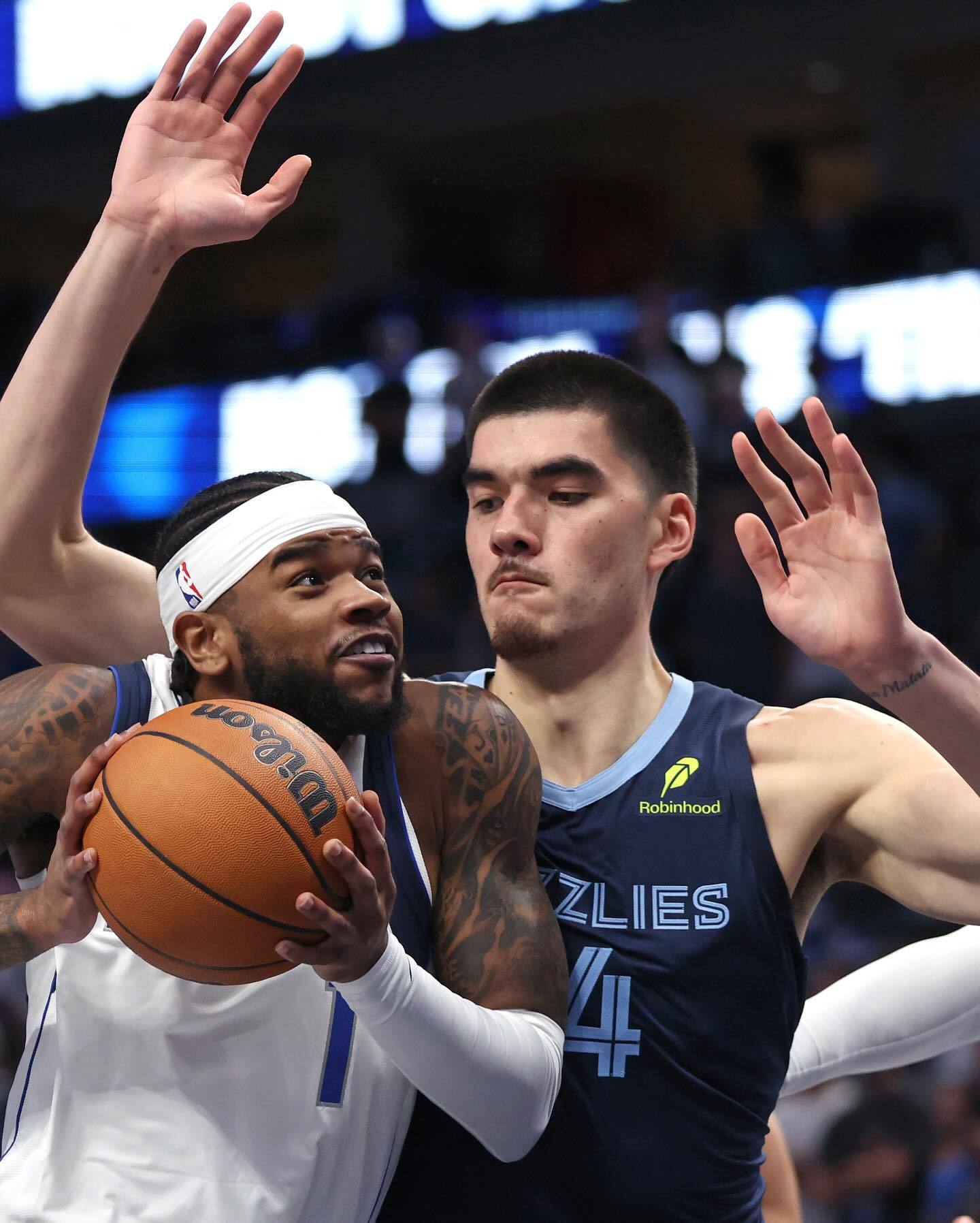 澳亚国际手游官网-灰熊队突破困境，逆转击败独行侠队